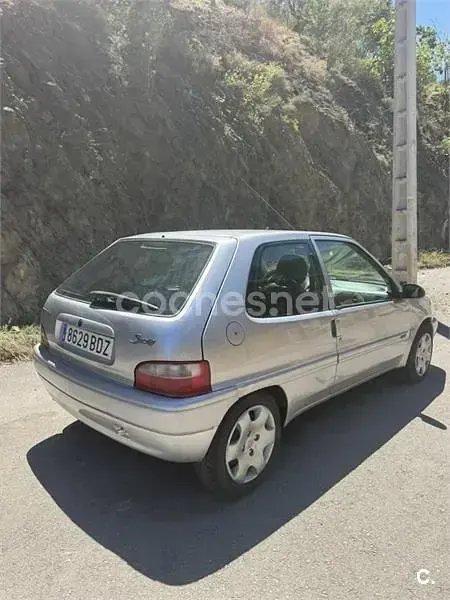 Usado Citroën Saxo 75 CV (55 kW) 2001 Gris / plata Utilitario