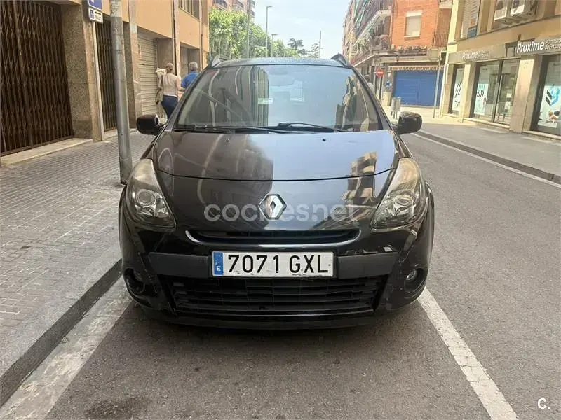 Usado Renault Clio GrandTour Dynamique 85 CV (62 kW) 2010 Negro Familiar