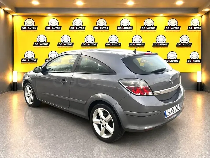 Usado Opel Astra GTC Sport 125 CV (91 kW) 2005 Gris / plata Berlina