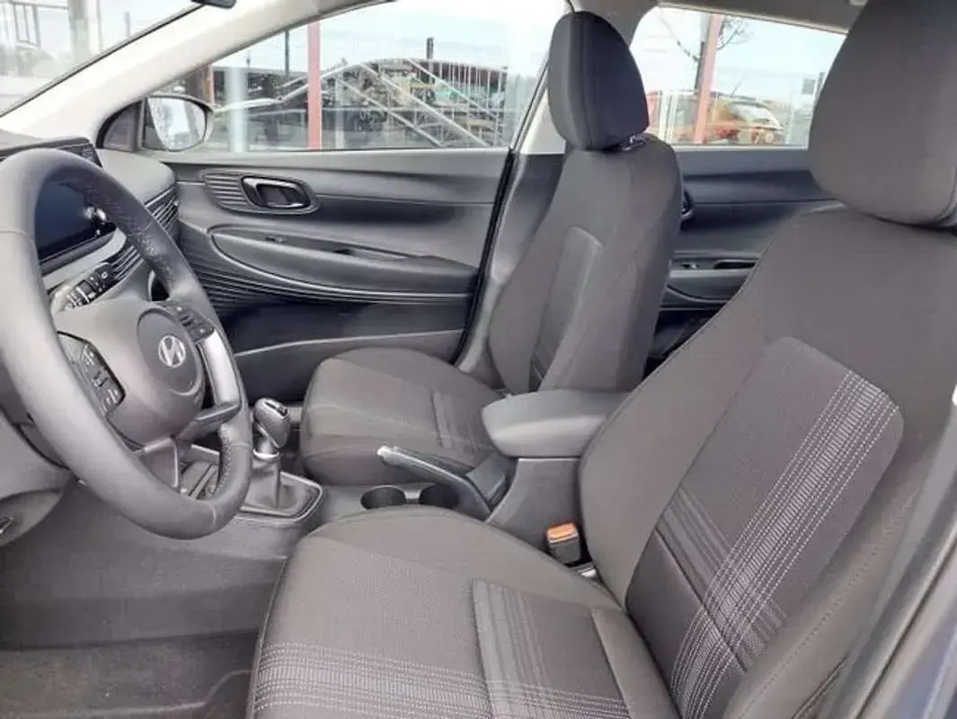 Usado Hyundai i20 90 CV (66 kW) 2026 Gris Utilitario