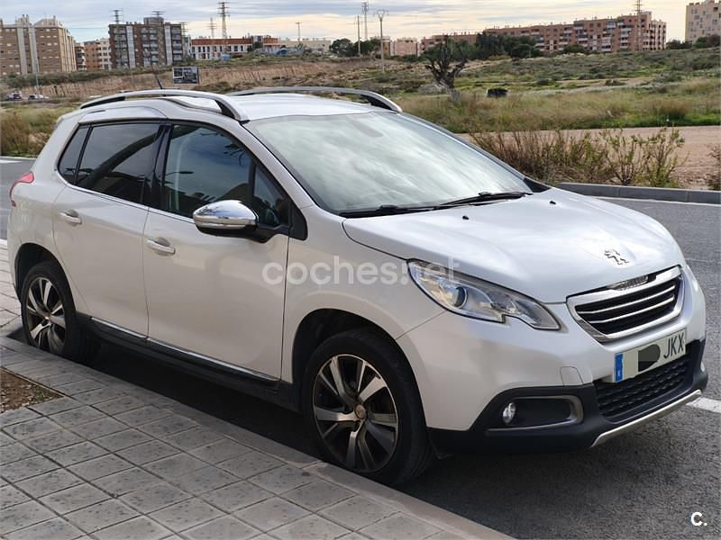 Usado Peugeot 2008 Allure 120 CV (88 kW) 2015 Blanco SUV