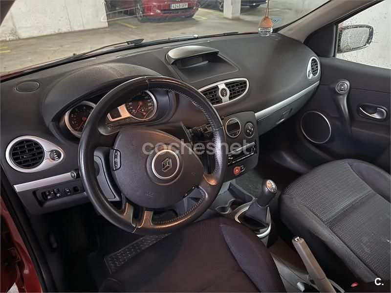 Usado Renault Clio II Dynamique 110 CV (80 kW) 2006 Rojo Berlina