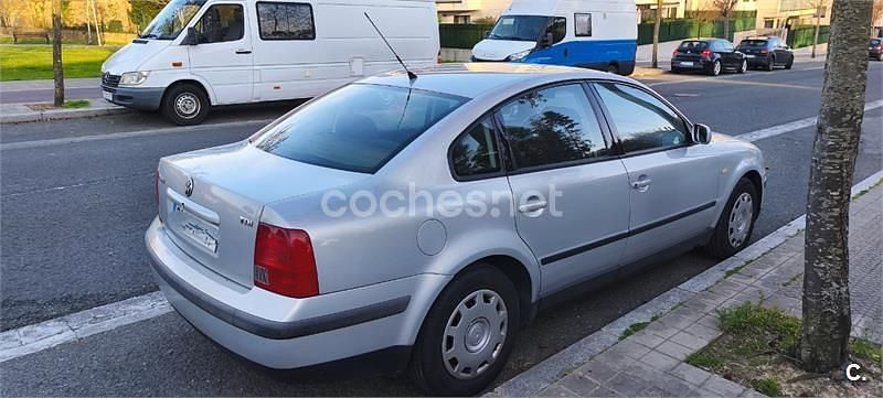 Usado VW Passat Comfortline 110 CV (80 kW) 1999 Gris / plata Berlina