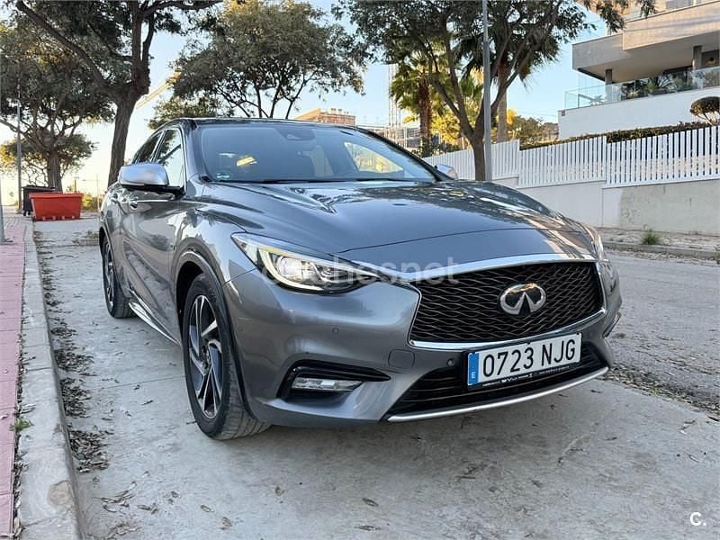 Usado Infiniti Q30 Premium 170 CV (125 kW) 2016 Gris / plata Berlina