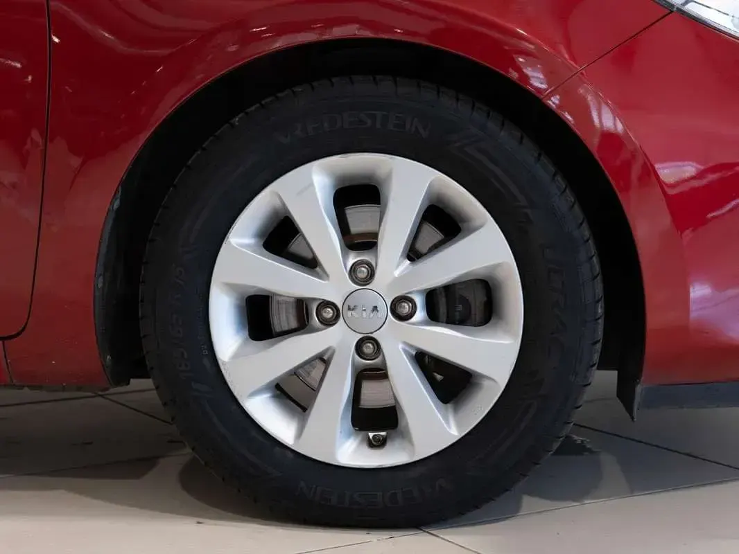 Usado Kia Rio 109 CV (80 kW) 2014 Rojo Utilitario