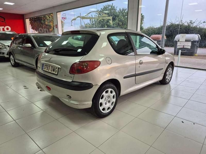 Usado Peugeot 206 69 CV (50 kW) 2005 Plateado Utilitario