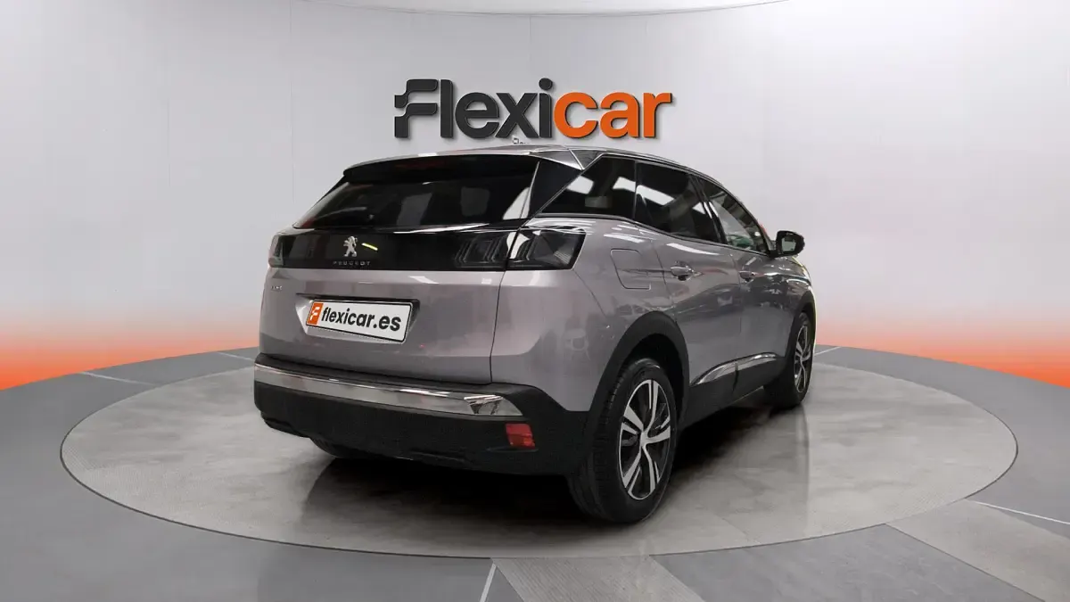 Usado Peugeot 3008 Allure 136 CV (100 kW) 2024 Gris SUV