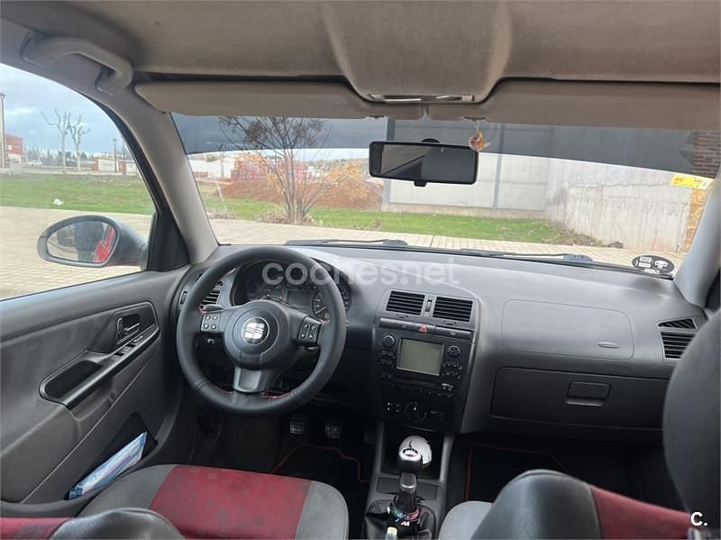 Usado Seat Ibiza Stella 90 CV (66 kW) 2000 Rojo Berlina