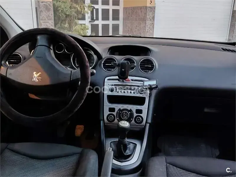 Usado Peugeot 308 98 CV (72 kW) 2010 Negro Berlina