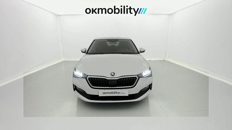 Usado Skoda Scala Ambition 110 CV (80 kW) 2024 Blanco glaciar Utilitario