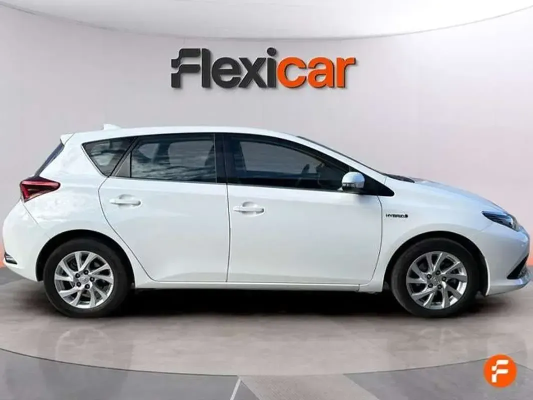 Usado Toyota Auris Hybrid Active 136 CV (100 kW) 2018 Blanco Utilitario