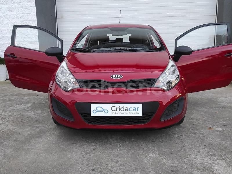 Usado Kia Rio 85 CV (62 kW) 2013 Granate Berlina