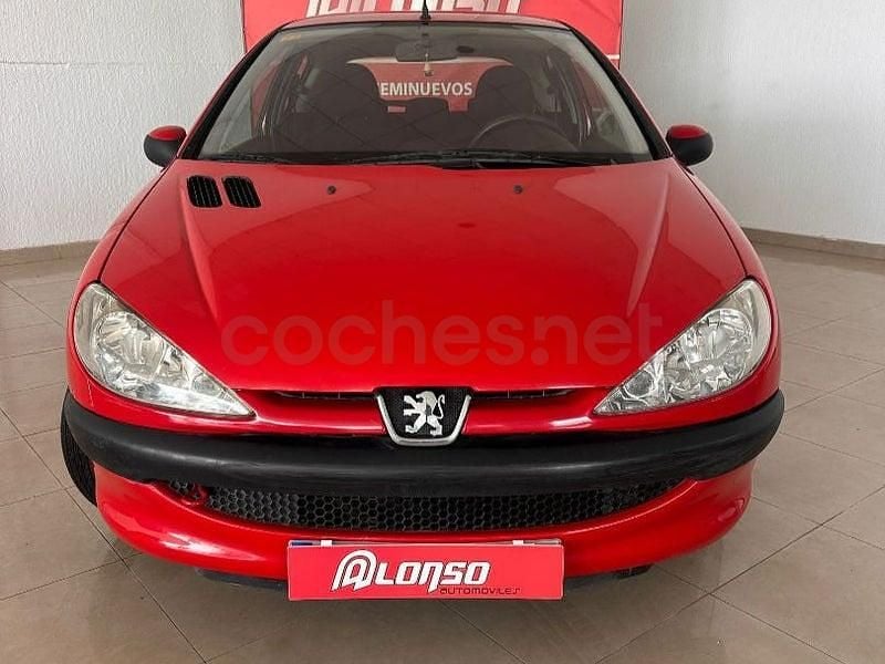 Usado Peugeot 206 75 CV (55 kW) 2004 Rojo Berlina