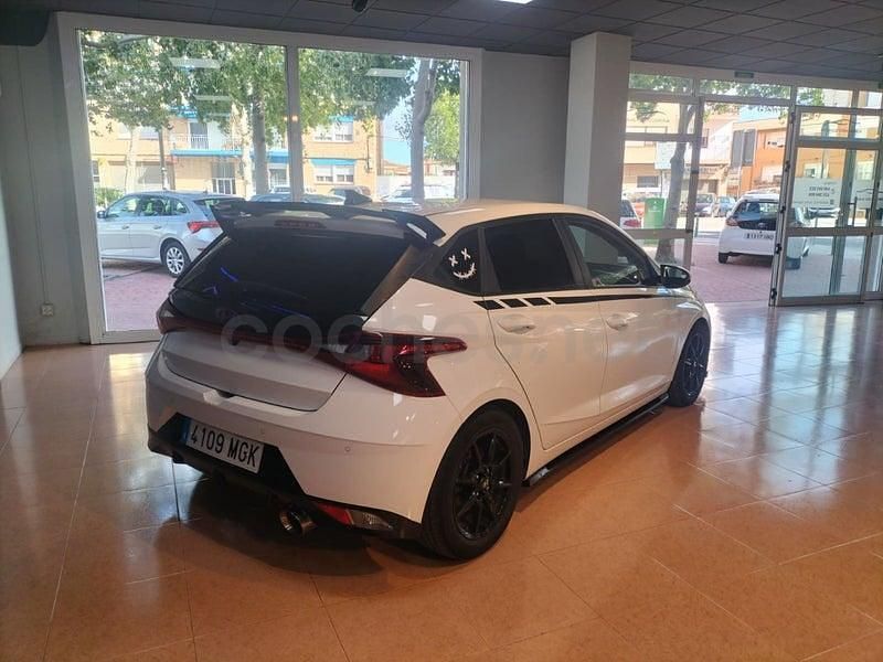 Usado Hyundai i20 100 CV (73 kW) 2023 Blanco Utilitario