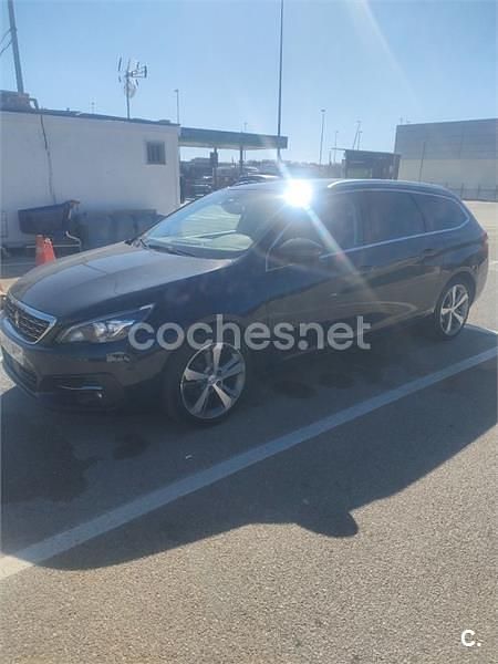Usado Peugeot 308 SW Allure 130 CV (95 kW) 2019 Gris / plata Familiar