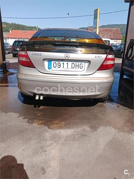 Usado Mercedes C200 Sport Edition 122 CV (89 kW) 2005 Gris / plata Berlina