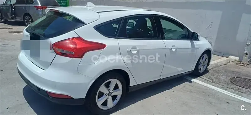 Usado Ford Focus Trend 125 CV (91 kW) 2015 Blanco Berlina