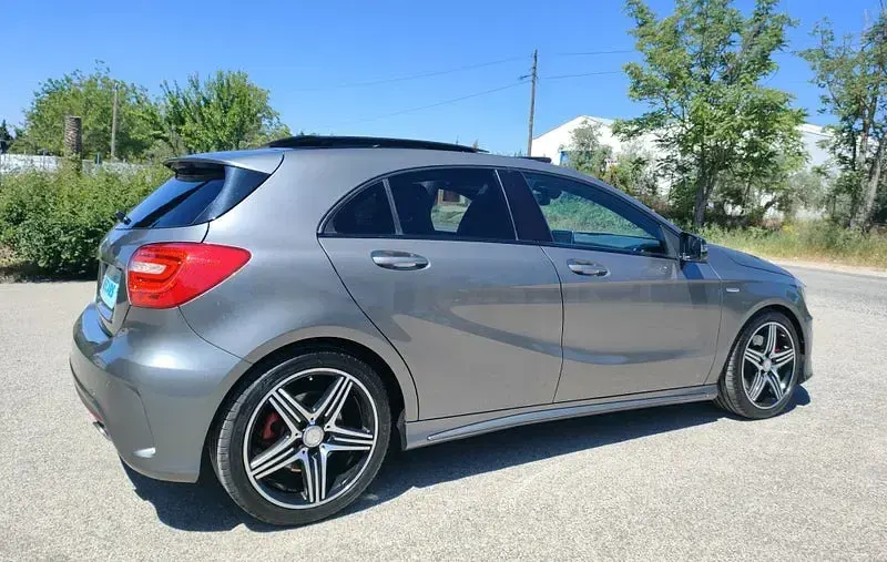 Usado Mercedes A250 211 CV (155 kW) 2014 Gris / plata Utilitario