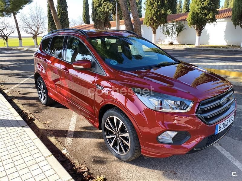 Usado Ford Kuga ST-Line 150 CV (110 kW) 2017 Granate SUV