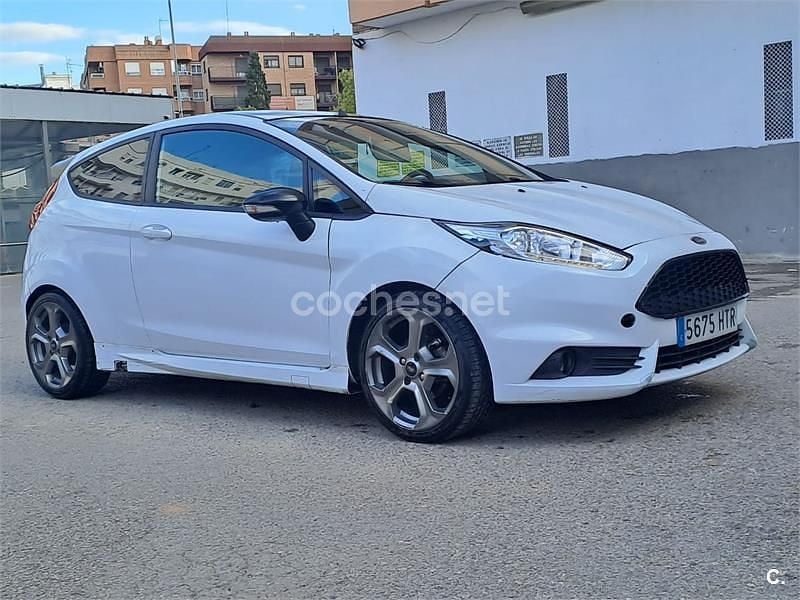 Usado Ford Fiesta Trend 95 CV (69 kW) 2013 Blanco Utilitario