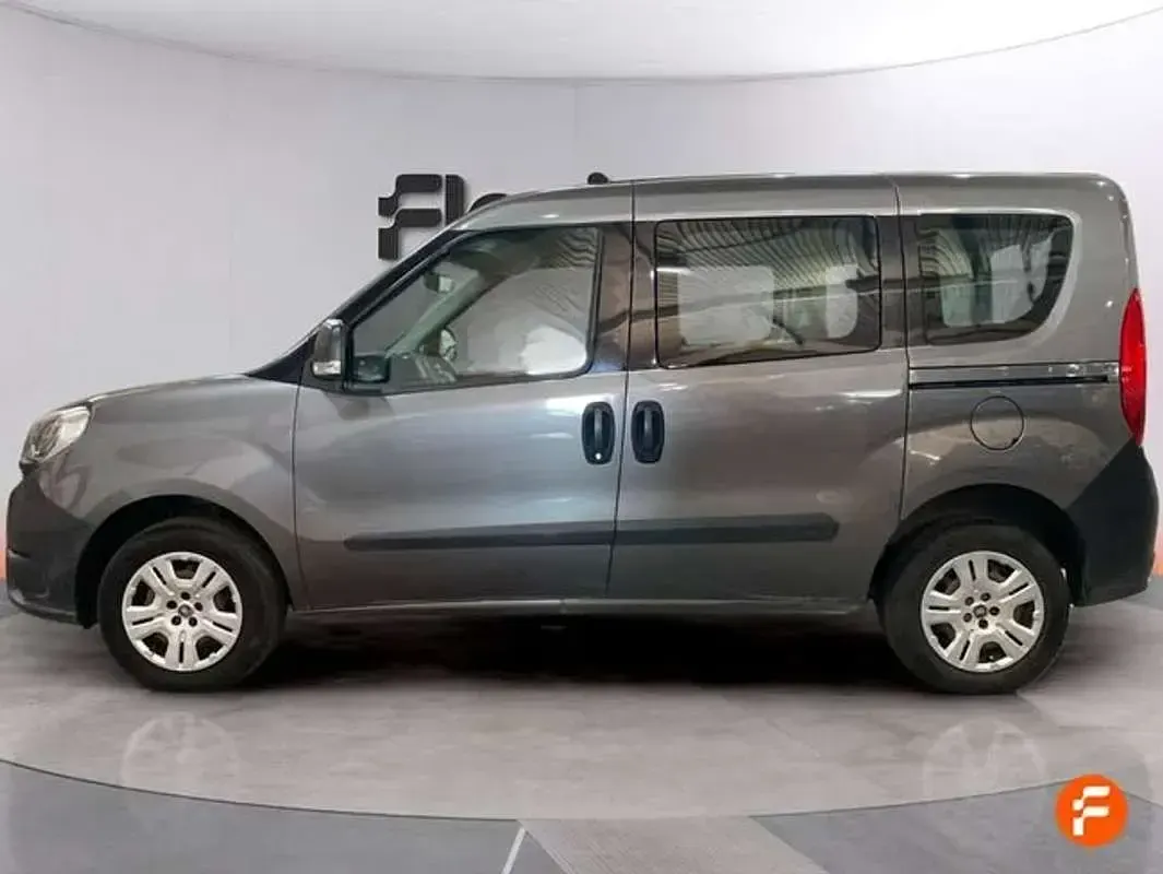 Usado Fiat Doblò Easy 105 CV (77 kW) 2016 Marrón Monovolumen