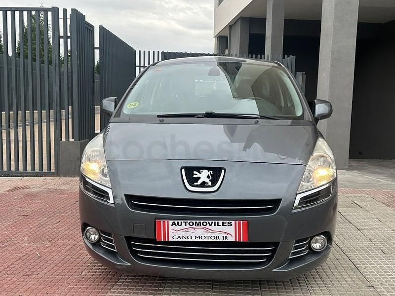 Usado Peugeot 5008 112 CV (82 kW) 2012 Gris / plata Monovolumen