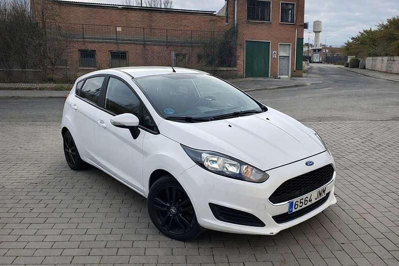 Usado Ford Fiesta Trend 75 CV (55 kW) 2016 Blanco Utilitario