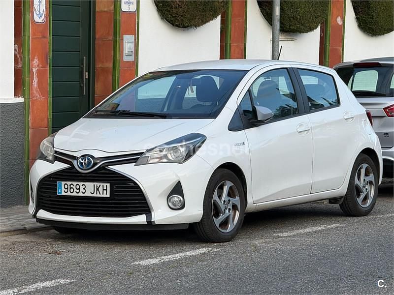 Usado Toyota Yaris Hybrid Active 100 CV (73 kW) 2015 Blanco Berlina