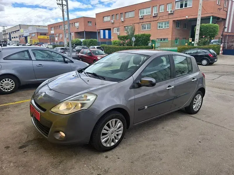 Usado Renault Clio IV Expression 75 CV (55 kW) 2012 Gris / plata Berlina