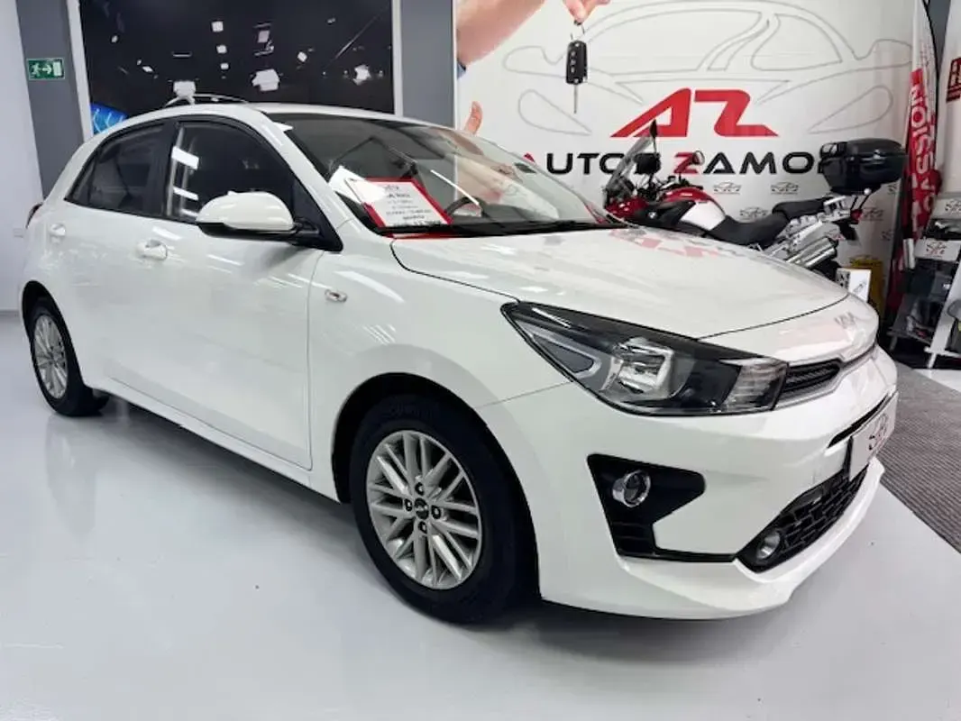 Usado Kia Rio 84 CV (61 kW) 2023 Blanco Utilitario