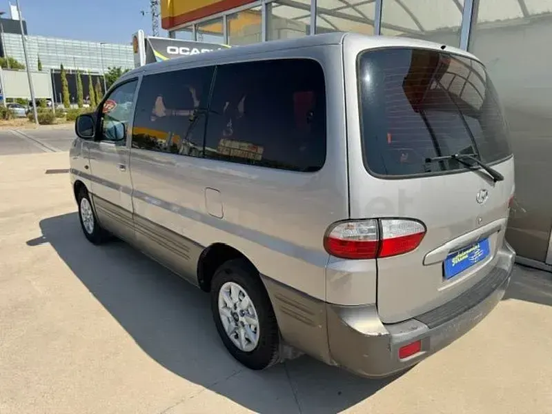 Usado Hyundai H-1 99 CV (72 kW) 2005 Gris / plata Monovolumen