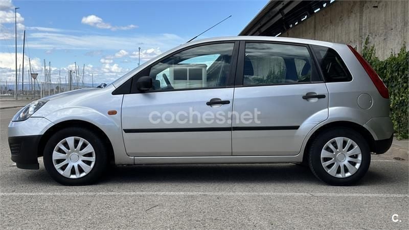 Gris / plata Usado 2008 Ford Fiesta Ambiente Utilitario | 3400 € (Precio justo) - Imagen 1/1