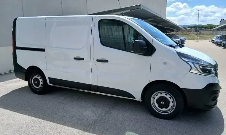 Usado Renault Trafic 120 CV (88 kW) 2018 Blanco Monovolumen