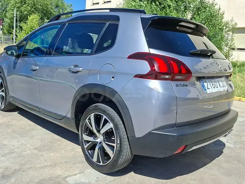 Usado Peugeot 2008 GT-line 120 CV (88 kW) 2018 Gris / plata SUV