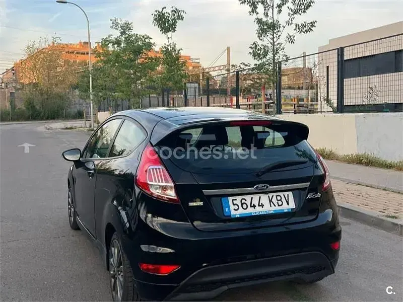 Usado Ford Fiesta 100 CV (73 kW) 2017 Negro Utilitario