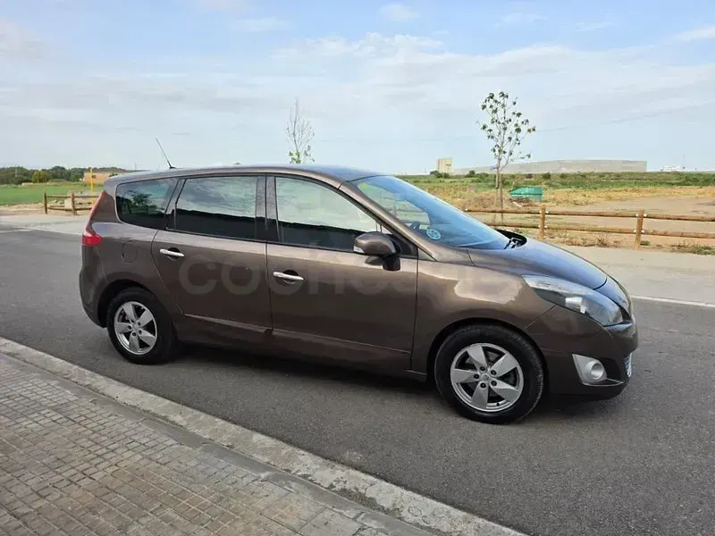 Usado Renault Scénic Bose Edition 130 CV (95 kW) 2010 Marrón Monovolumen
