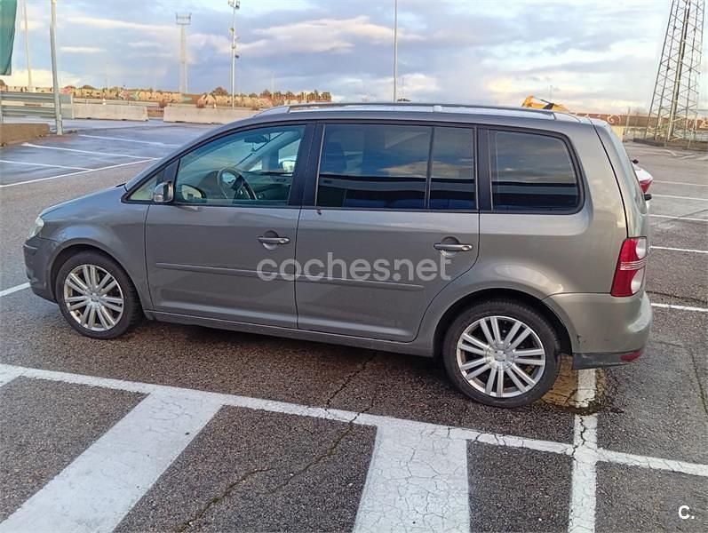 Usado VW Touran 170 CV (125 kW) 2007 Gris / plata Monovolumen