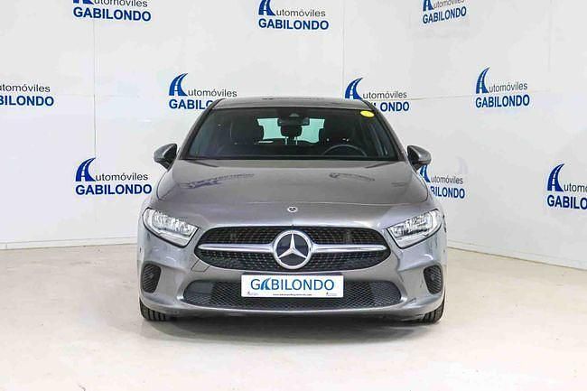 Usado Mercedes A180 116 CV (85 kW) 2020 Gris Utilitario