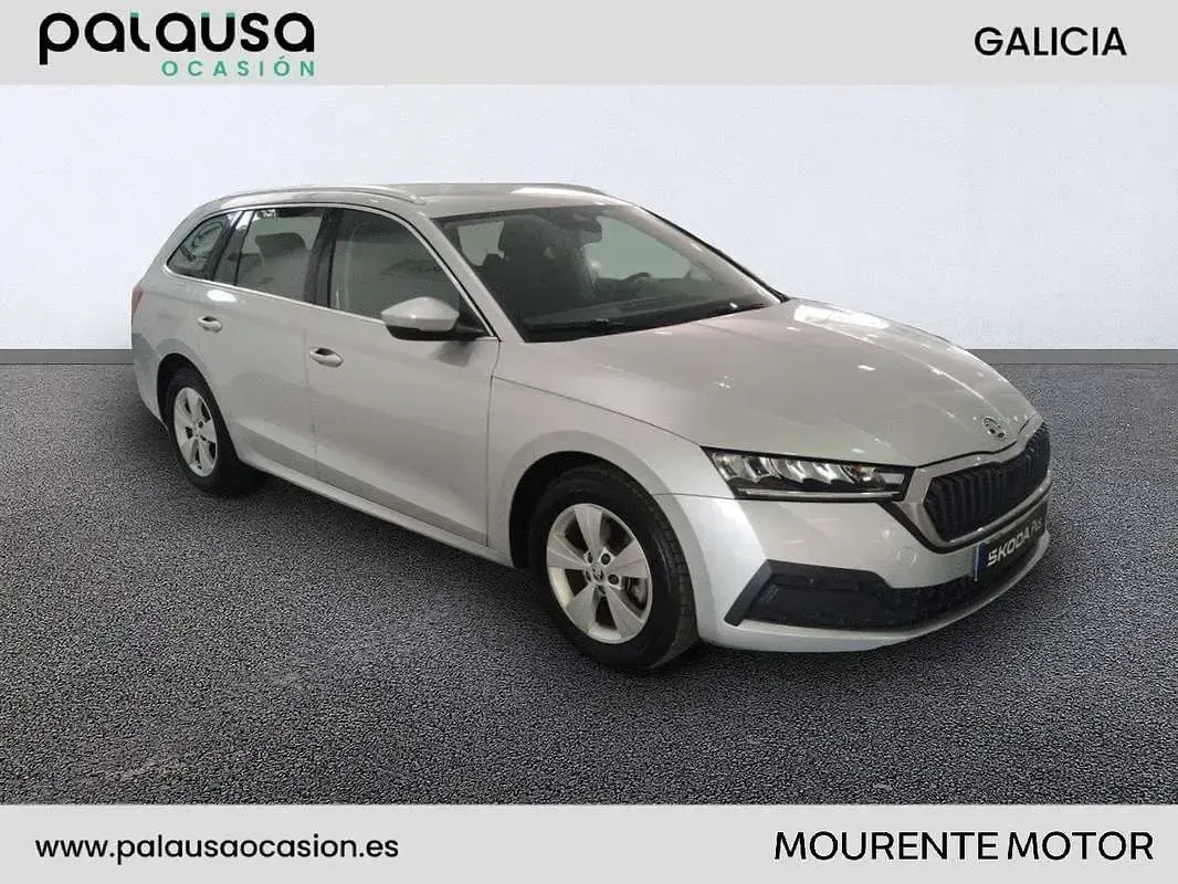 Usado Skoda Octavia Ambition 116 CV (85 kW) 2022 Plateado Familiar