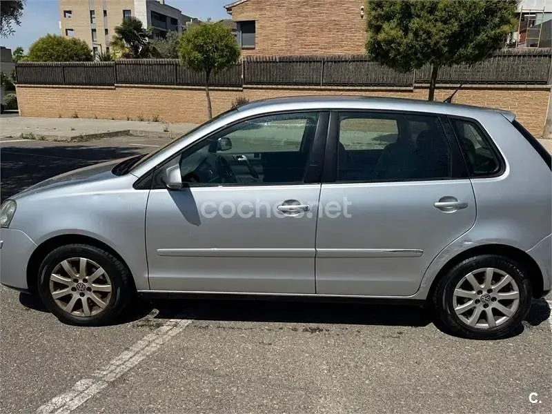 Usado VW Polo Sportline 100 CV (73 kW) 2006 Gris / plata Utilitario