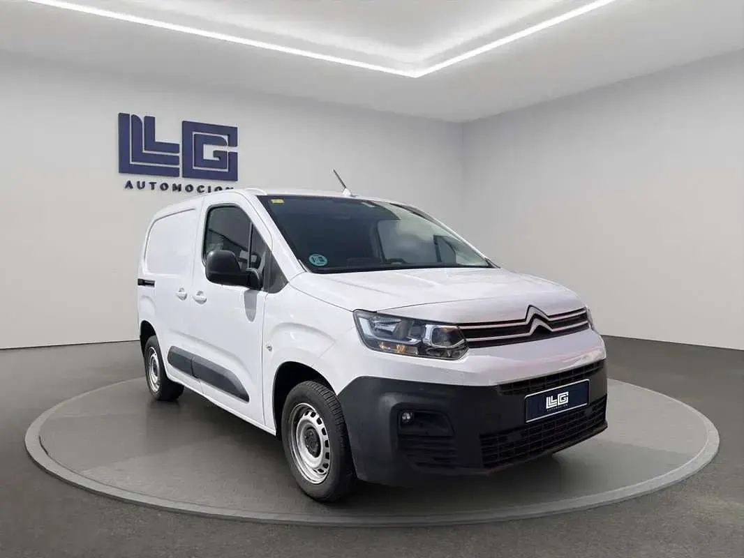 Usado Citroën Berlingo Feel 102 CV (75 kW) 2022 Blanco Monovolumen