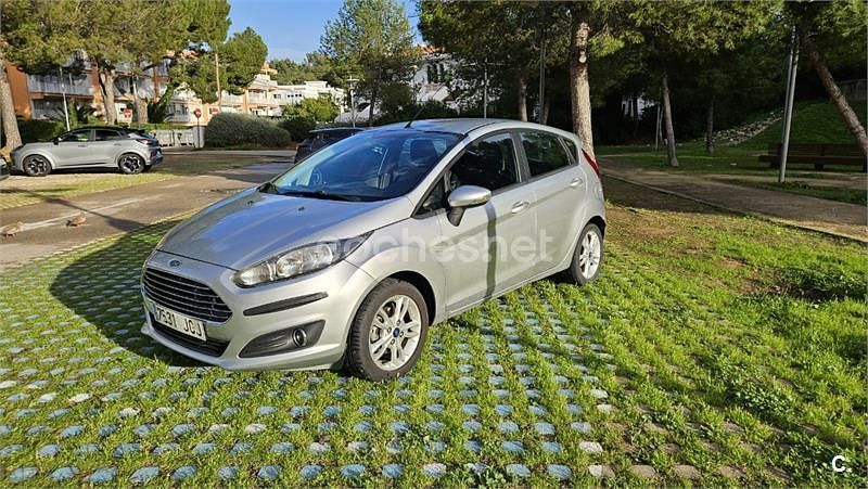 Usado Ford Fiesta Trend 75 CV (55 kW) 2015 Gris / plata Berlina