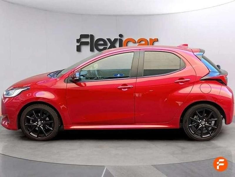 Usado Toyota Yaris Hybrid Style 116 CV (85 kW) 2022 Rojo Utilitario