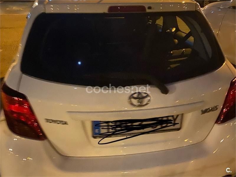 Usado Toyota Yaris City 69 CV (50 kW) 2015 Blanco Berlina
