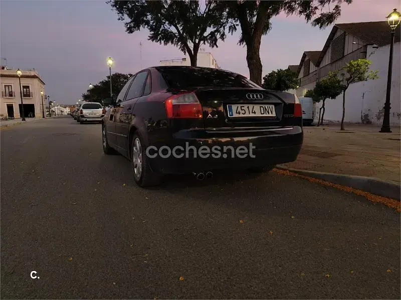 Usado Audi A4 130 CV (95 kW) 2002 Negro Berlina