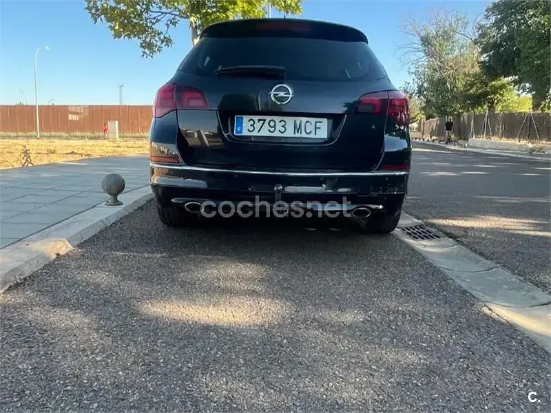 Usado Opel Astra 195 CV (143 kW) 2014 Negro Familiar