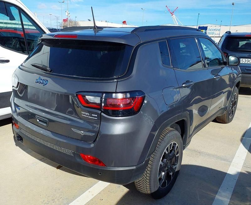 Usado Jeep Compass Trailhawk 240 CV (176 kW) 2022 Gris / plata SUV