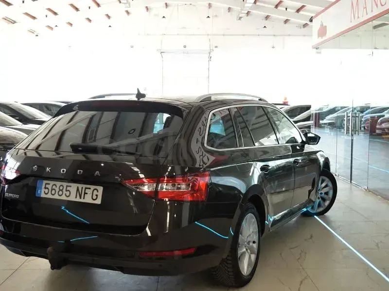 Usado Skoda Superb Style 150 CV (110 kW) 2020 Marrón Familiar