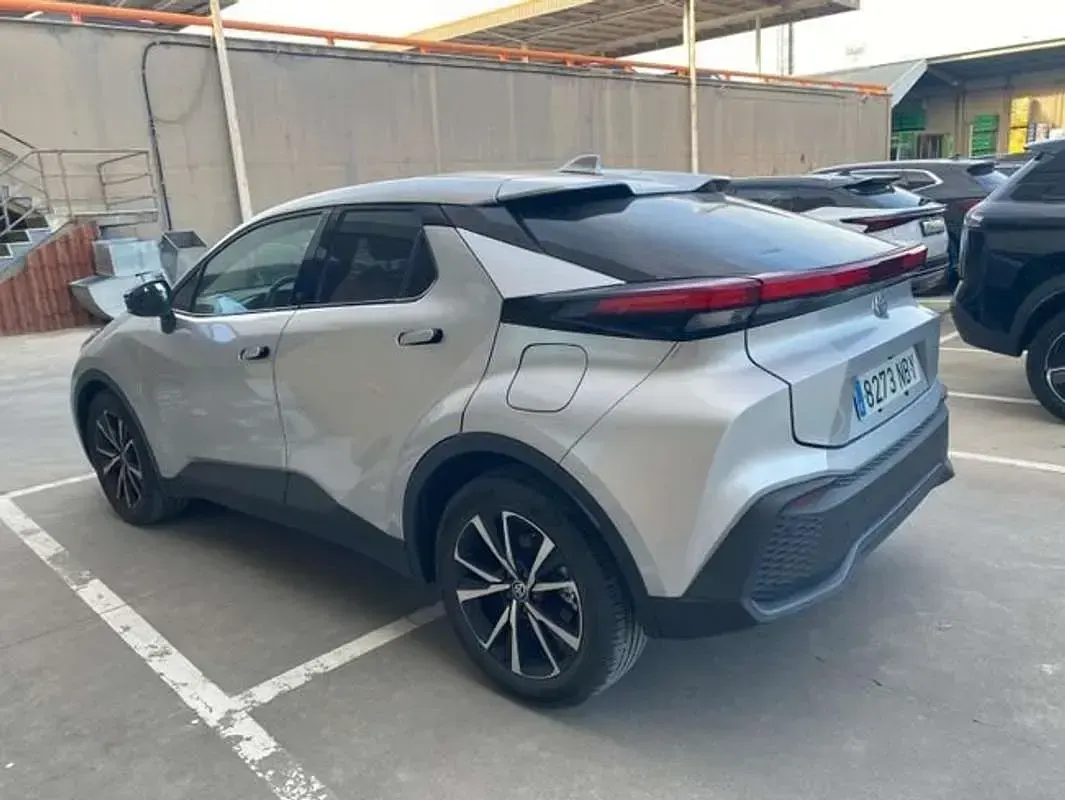 Usado Toyota C-HR Advance 141 CV (103 kW) 2025 Plateado SUV