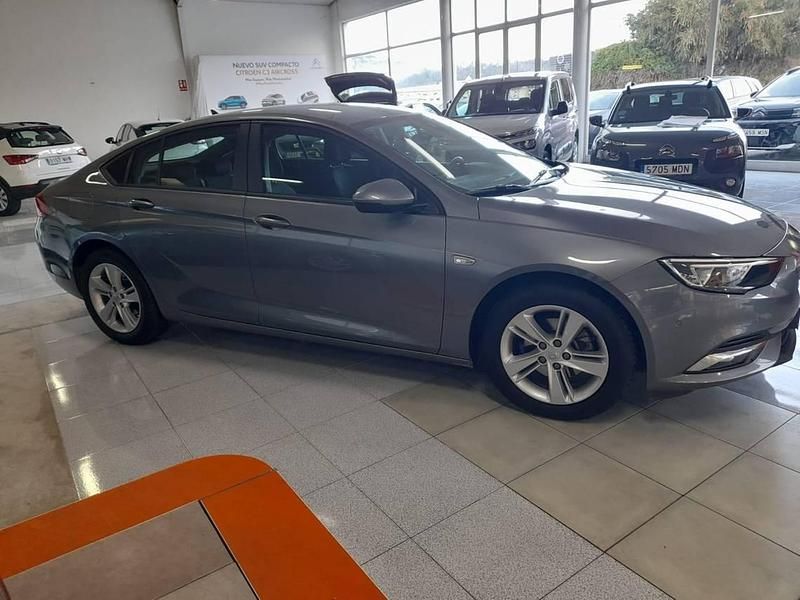 Usado Opel Insignia Selective 140 CV (102 kW) 2016 Gris Berlina